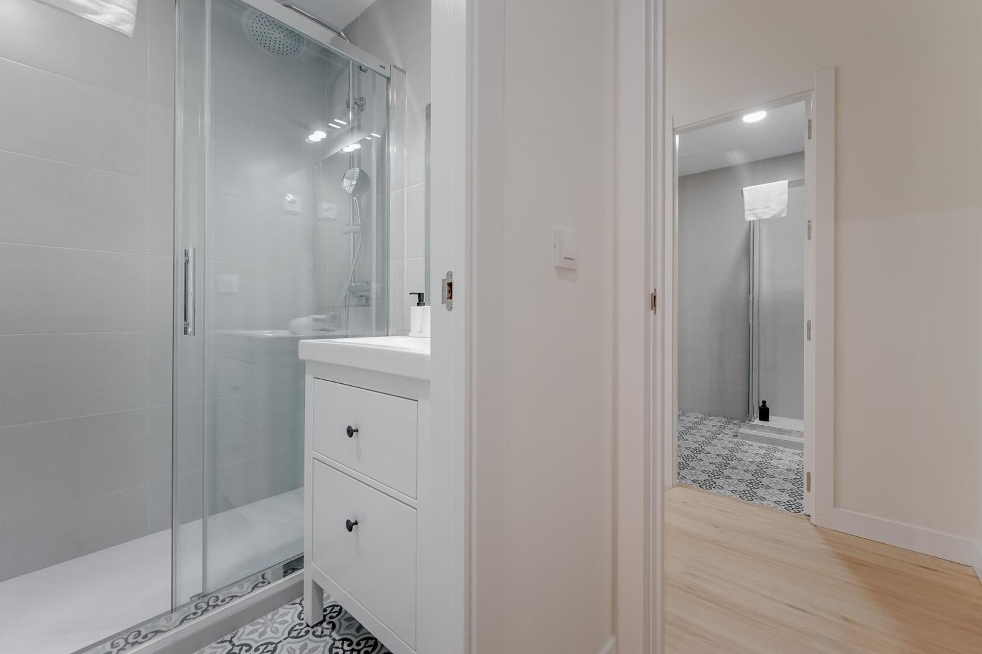 Modern Apt Para 6Pax En La Plaza De Tirso-Centro E1 Madrid Exterior photo
