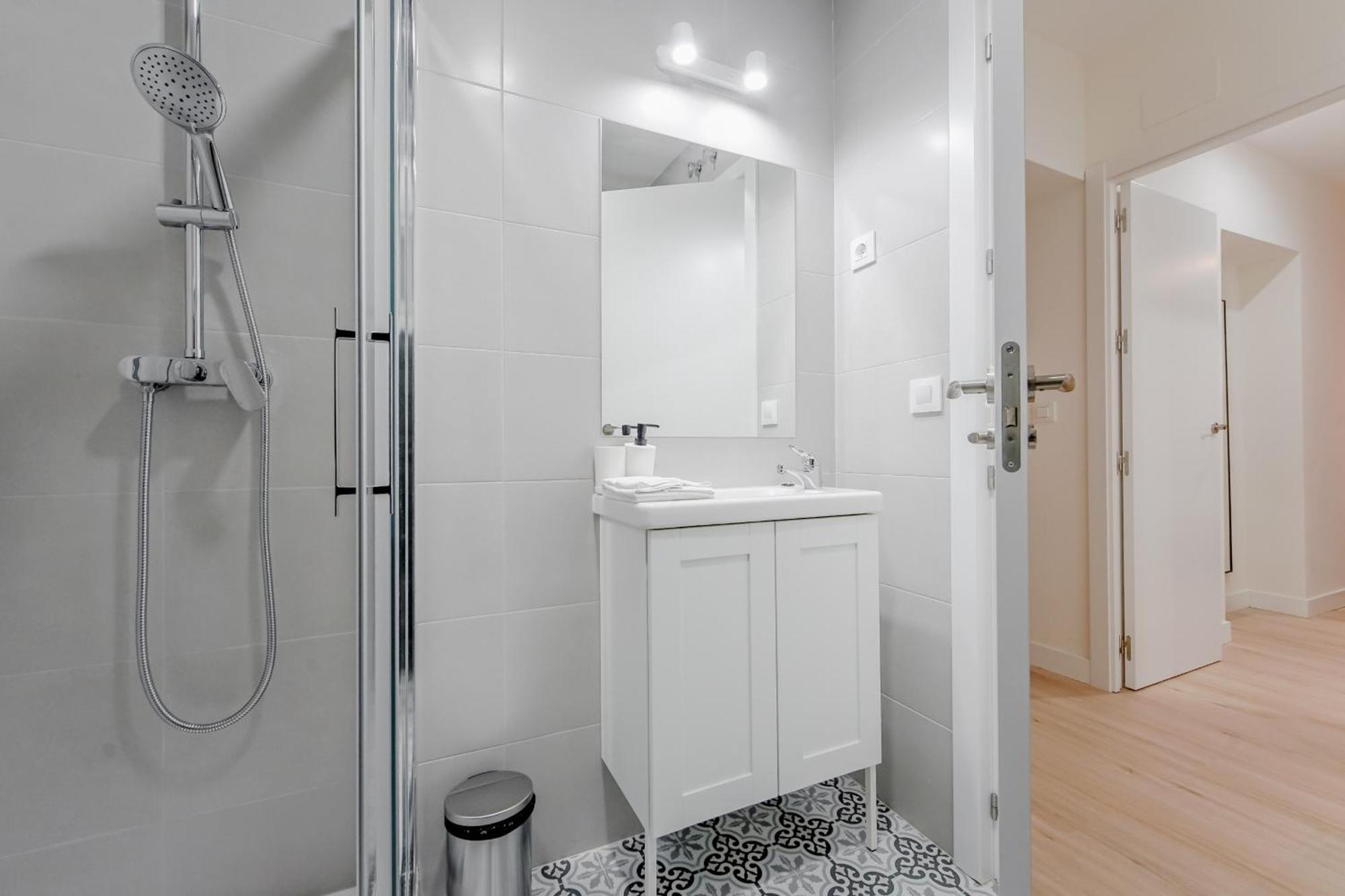 Modern Apt Para 6Pax En La Plaza De Tirso-Centro E1 Madrid Exterior photo