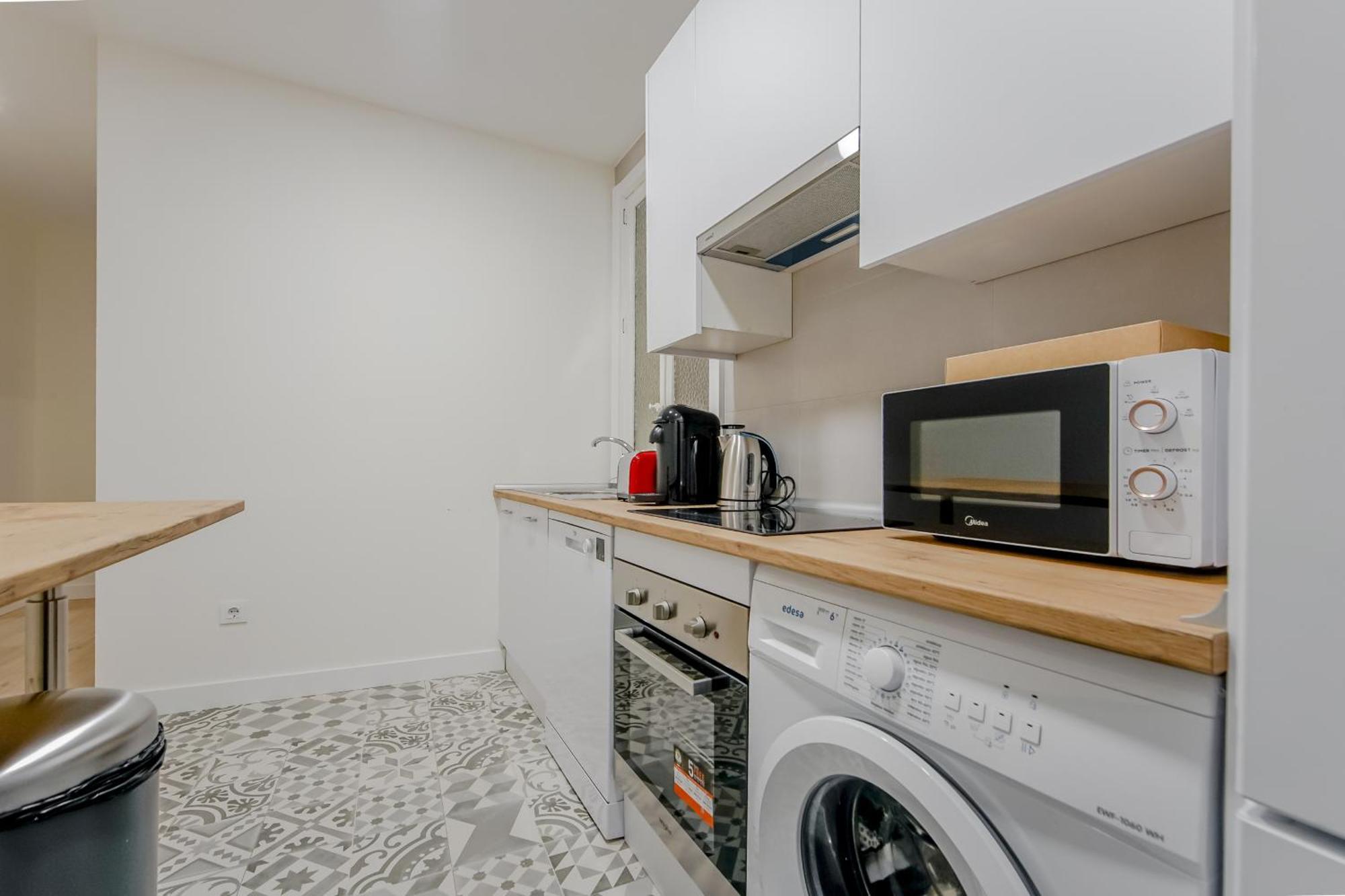 Modern Apt Para 6Pax En La Plaza De Tirso-Centro E1 Madrid Exterior photo